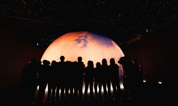 Planetario del MuCi: invitan a una excursión a las lunas del Sistema Solar