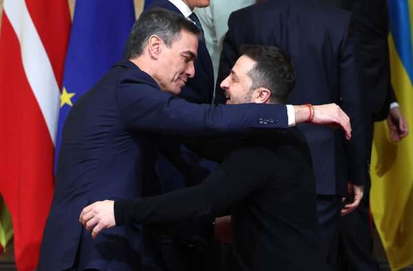 Sánchez abraza a Zelenski en su primer encuentro tras el choque con Trump - Mundo - ABC Color