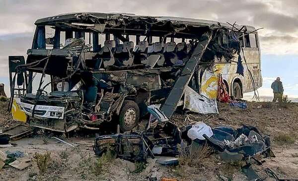 Bolivia: al menos 37 fallecidos y 30 heridos tras choque entre dos buses  - Mundo - ABC Color