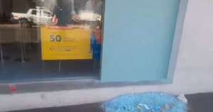 Diario HOY | Violento hombre arrojó una piedra contra blindex de un banco en San Lorenzo