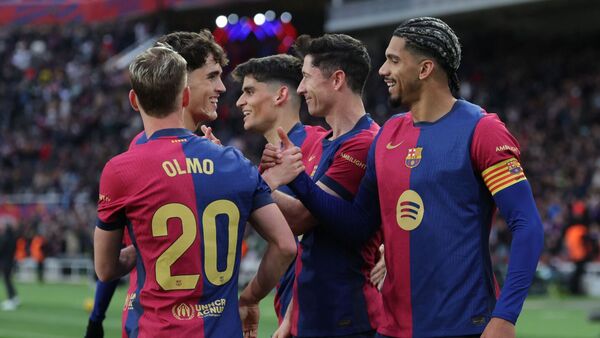Barcelona golea y lidera en solitario en España