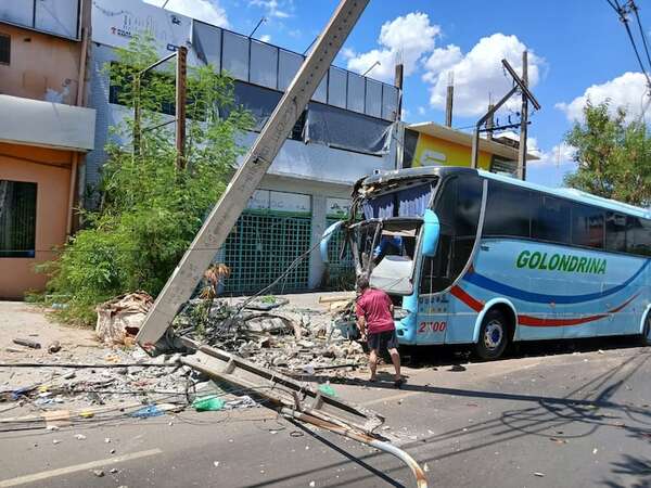 Bus de la empresa Golondrina chocó contra columna de la ANDE - Policiales - ABC Color