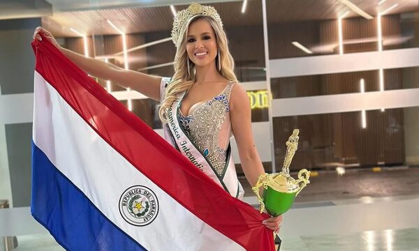 Melissa Segovia, esposa de jugador de Libertad, ganó corona internacional en El Salvador