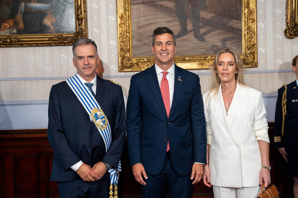 Santiago Peña mantuvo una reunión bilateral con su homólogo uruguayo Yamandú Orsi