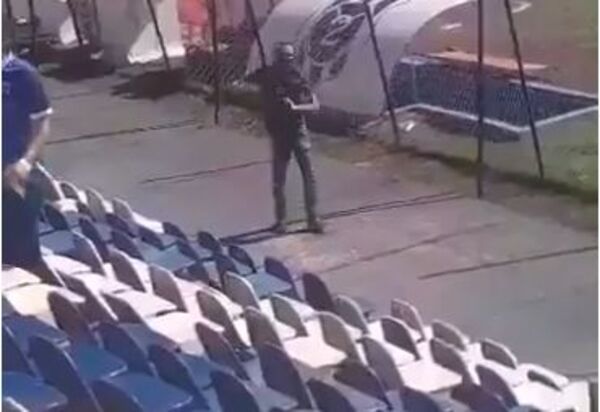En partido mañanero, hincha del 2 de Mayo enganchó la farra con la cancha