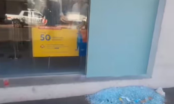 Violento hombre con antecedentes penales ataca puerta de un banco en San Lorenzo - OviedoPress