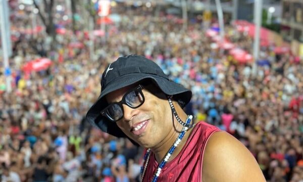 ¡Donde hay joda, ahí está Ronaldinho! Apareció anoche en un “trío eléctrico” en el carnaval de Salvador