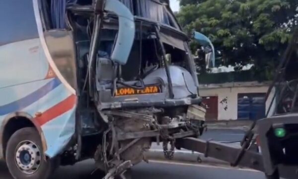 Ómnibus de larga distancia choca contra columna de energía en Asunción