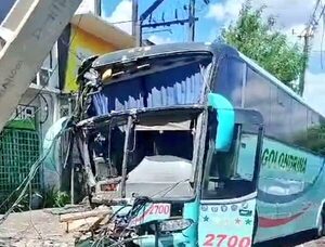 (Video) Bus de larga distancia quedó shalái tras accidente en Asunción