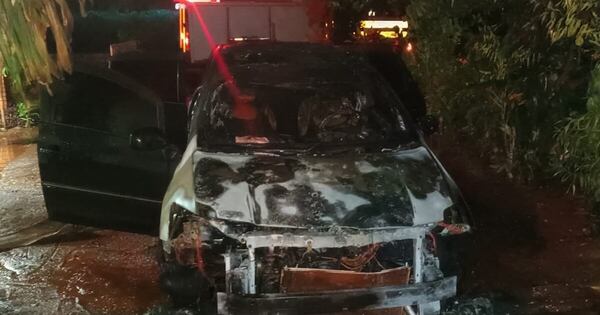 Diario HOY | Itapúa: vehículo ardió en llamas y sospechan de incendio intencional