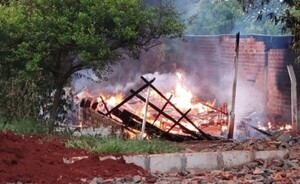 Incendio consume por completo una vivienda de madera 