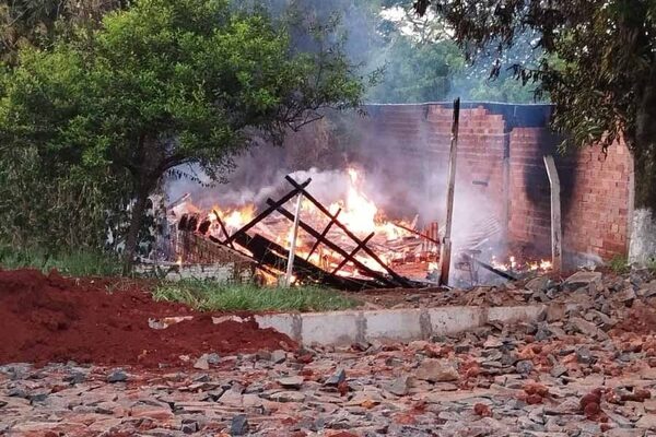 Incendio reduce a cenizas una vivienda en el barrio María Auxiliadora