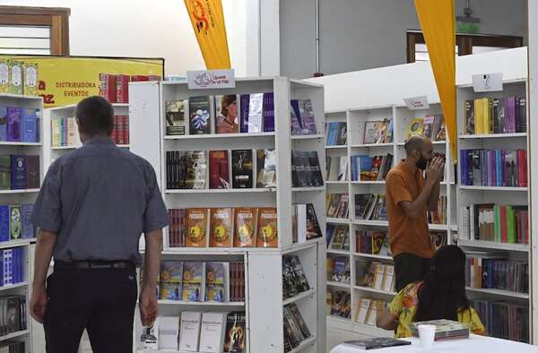 Sigue la Feria del Libro Chacú-Guaraní con una cargada agenda de lanzamientos - Literatura - ABC Color