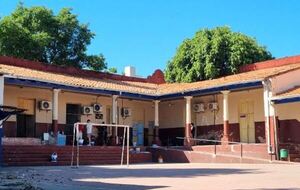 A falta de respuestas del MEC, jóvenes limpian y arreglan Escuela República Argentina