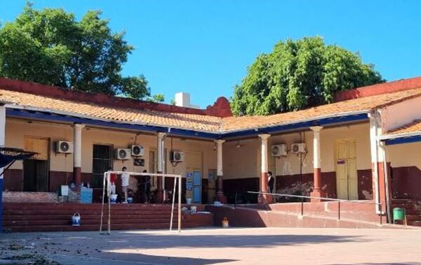 A falta de respuestas del MEC, jóvenes limpian y arreglan Escuela República Argentina