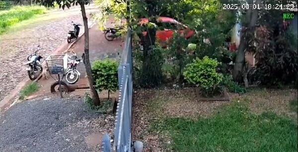 AUTOMÓVIL SE ESTRELLÓ CONTRA UNA VIVIENDA EN SAN JUAN DEL PARANÁ
