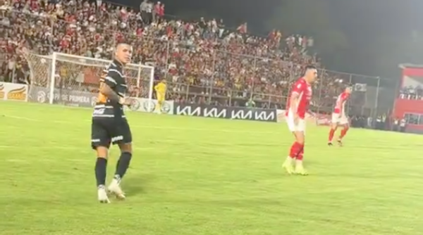 Versus / El reclamo de un hincha franjeado que no le gustó para nada a Derlis González