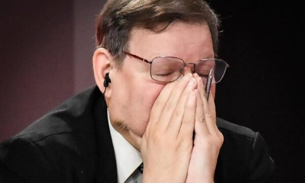 (GALERÍA) ¿Qué le hicieron? ¡Carlos Martini lloró en pleno noticiero!
