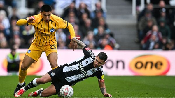 Gómez brilla con Brighton y clasifican
