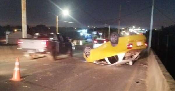 Diario HOY | Taxista ebrio chocó contra baranda y volcó su móvil en el viaducto de Limpio