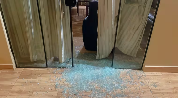Delincuentes vestidos de policías roban joyas y dinero de una vivienda - Noticiero Paraguay