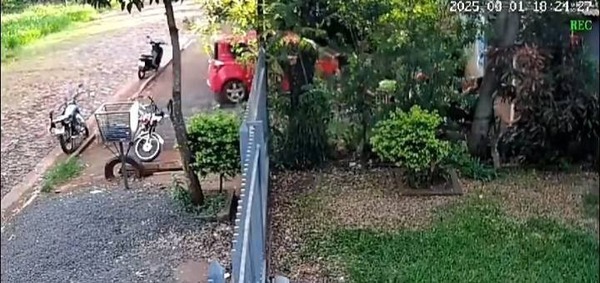 Pisó sin querer el acelerador y terminó en el patio de su vecino - 1000 Noticias
