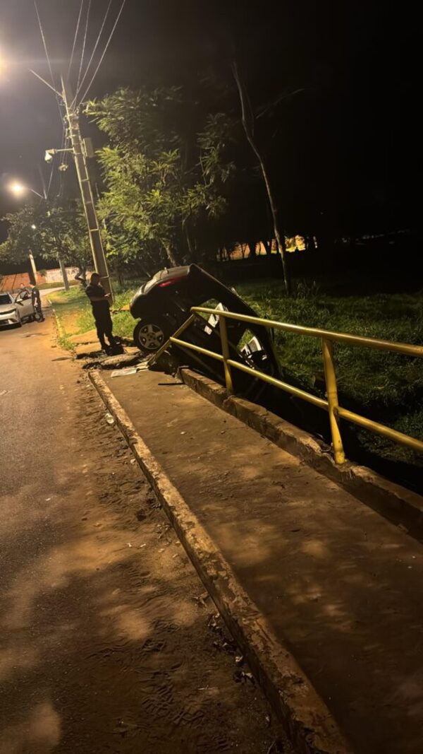 Ciudad del Este: conductora ebria cae con su vehículo en el puente Pesoa - ADN Digital