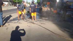 Essap destruye asfalto recientemente recapado en la avenida Cacique Lambaré  - Nacionales - ABC Color