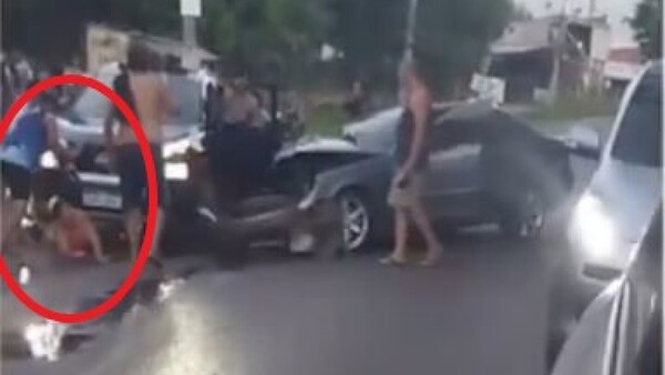 Doña fue a mirar por un accidente y terminó debajo de una camioneta