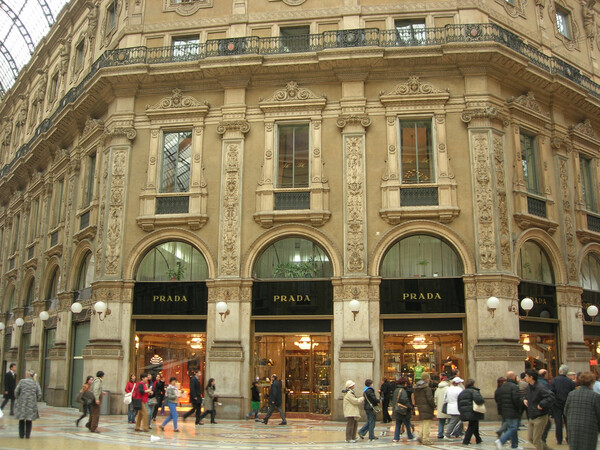 Prada se acerca a un acuerdo para comprar Versace | Internacionales | 5Días