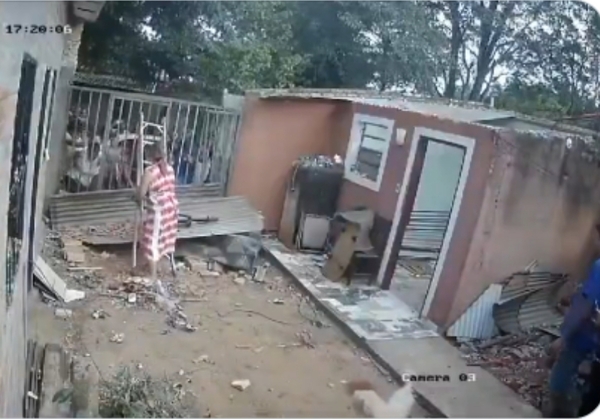 (VIDEO) Turba de “herederos” ingresaron a una casa y amenazaron a embarazada
