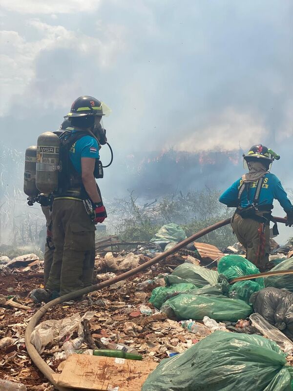 Un incendio de grandes proporciones se registra en el Bañado Sur - trece