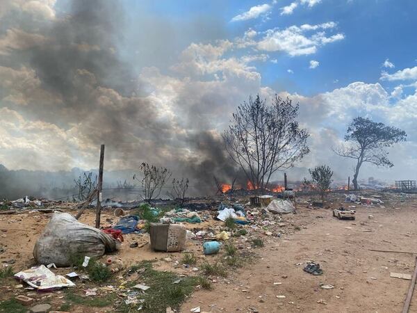 Bañado Sur: incendio en basural lleva semanas sin controlarse y amenaza a viviendas precarias - Nacionales - ABC Color