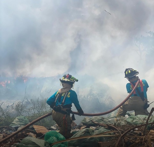 Reportan incendio en un vertedero clandestino del Bañado Sur - ADN Digital