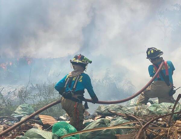 Bomberos siguen luchando en el Bañado Sur: fuego sigue “vivo” en el vertedero