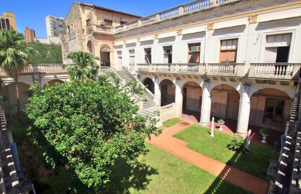 Realizan recorrido turístico por el histórico edificio de correos - 1000 Noticias