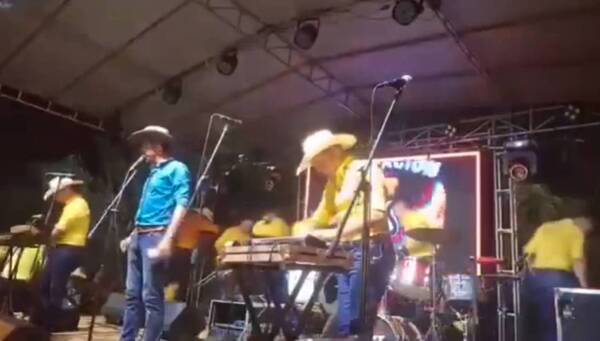 Feroz discusión arriba del escenario entre animador y banda: final inesperado