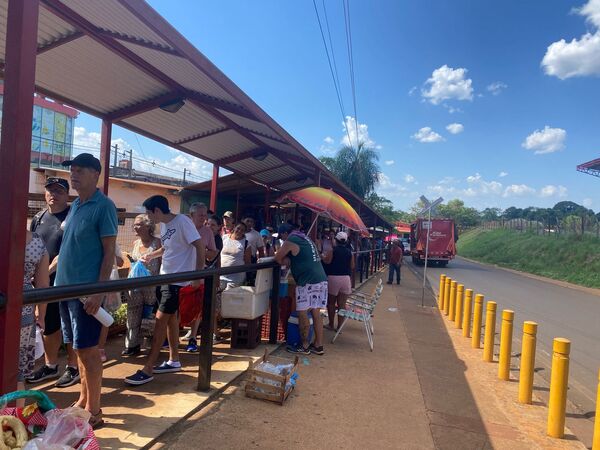 Masivo movimiento de turistas argentinos en el circuito comercial durante este lunes feriado