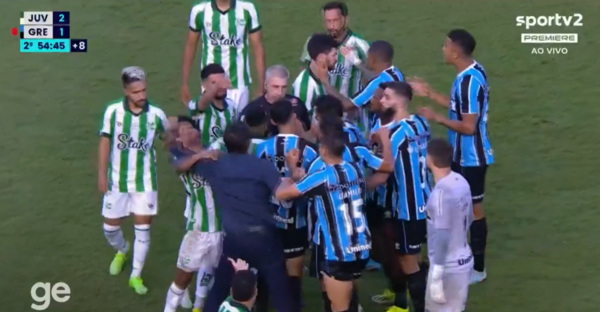 Versus / El DT de Mathías Villasanti se fue expulsado por pegarle a un rival
