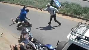 Video: Vecinos y comerciante reciben disparos al enfrentarse a asaltantes en Limpio
