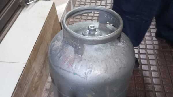 Bomberos fuerzan puerta de comercio para detener fuga de gas en Ciudad del Este