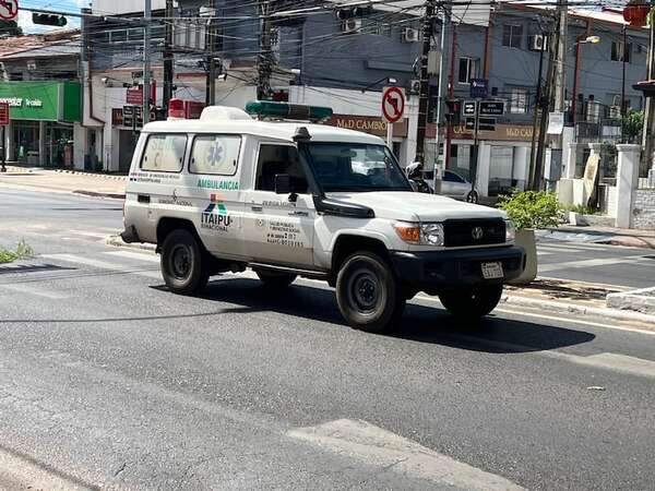 Ambulancia del Ministerio de Salud quedó varada en plena avenida Mariscal López de Asunción - Nacionales - ABC Color