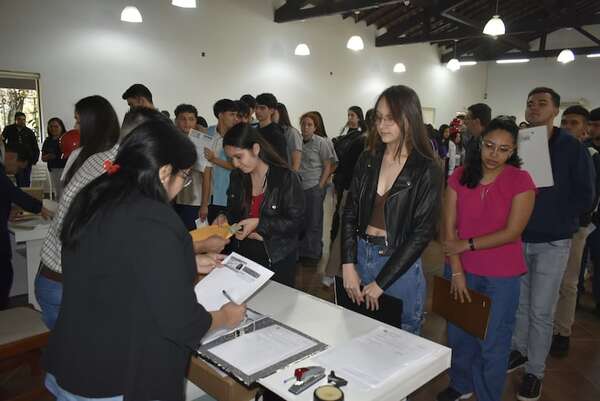 Establecen fecha para recepción de carpetas para becas EBY – Gobernación Misiones - Nacionales - ABC Color