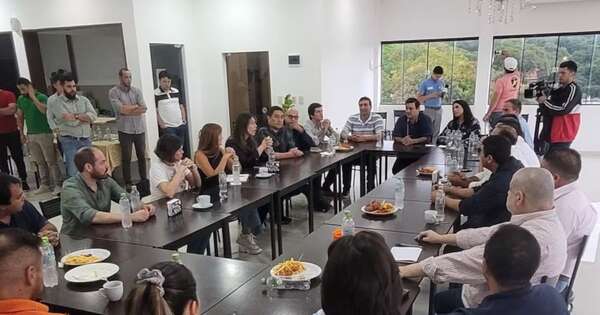 La Nación / A casi un año de fallida cumbre oposición busca hallar el rumbo