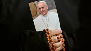 El Papa durmió toda la noche tras sufrir dos episodios de insuficiencia respiratoria