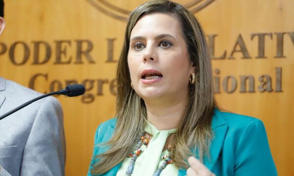 Kattya González lanza nuevo libro “4 horas y 21 minutos”