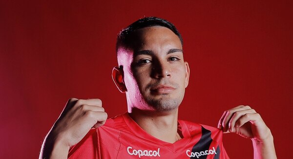 Versus / El 'Pitbull' Peralta ya posa con la camiseta de su nuevo club