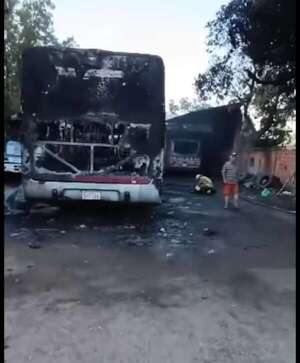 Incendio consume cinco buses en una parada de Tobatí - Policiales - ABC Color