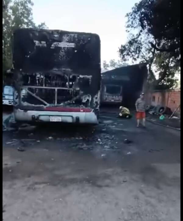 Incendio consume cinco buses en una parada de Tobatí - Policiales - ABC Color
