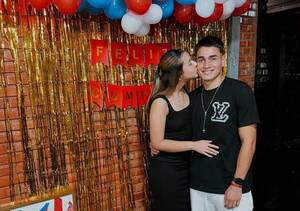 Antes del “encierro”, pelotero del Ciclón “ligó besito” en un festejo “chulinita”